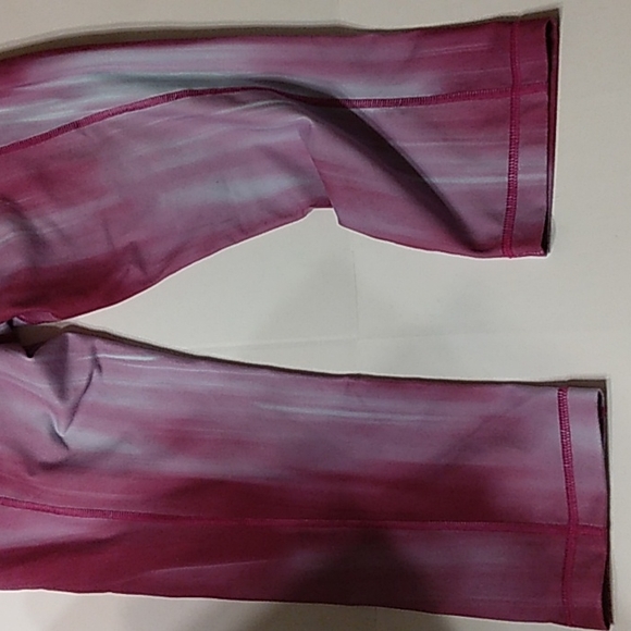 EUC Women's Under Armour Purple Ombre Athletic stretch Capri pants - Picture 11 of 12